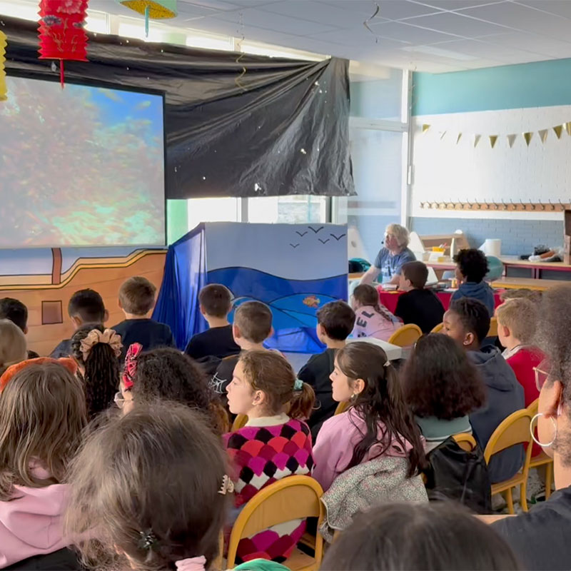 Cours avec grand écran dans l'école fondamentale Duc de Marlborough